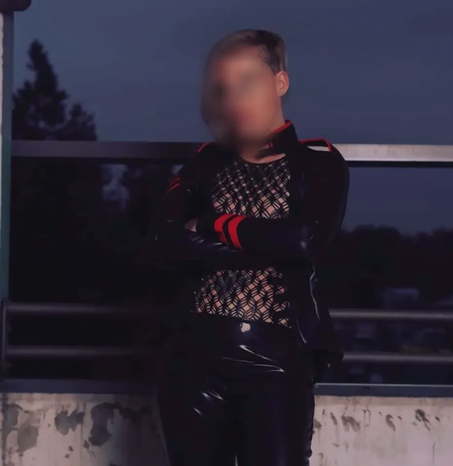 Sandra, 38